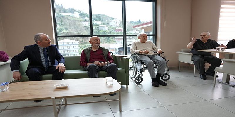 Rize Belediye Başkanı Rahmi Metin’den Anlamlı Huzurevi Ziyareti: Sanat Dolu Bir Buluşma