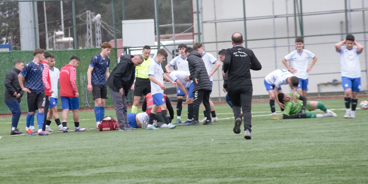 Rize’de Genç Futbolcu Sahada Hayata Tutundu