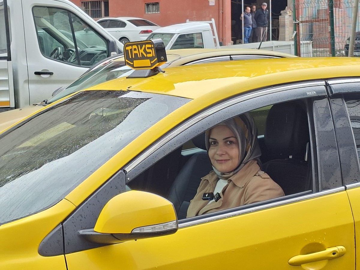 Rize’nin İlk Kadın Taksicisi Sahada! Direksiyon Başında Bir Anne
