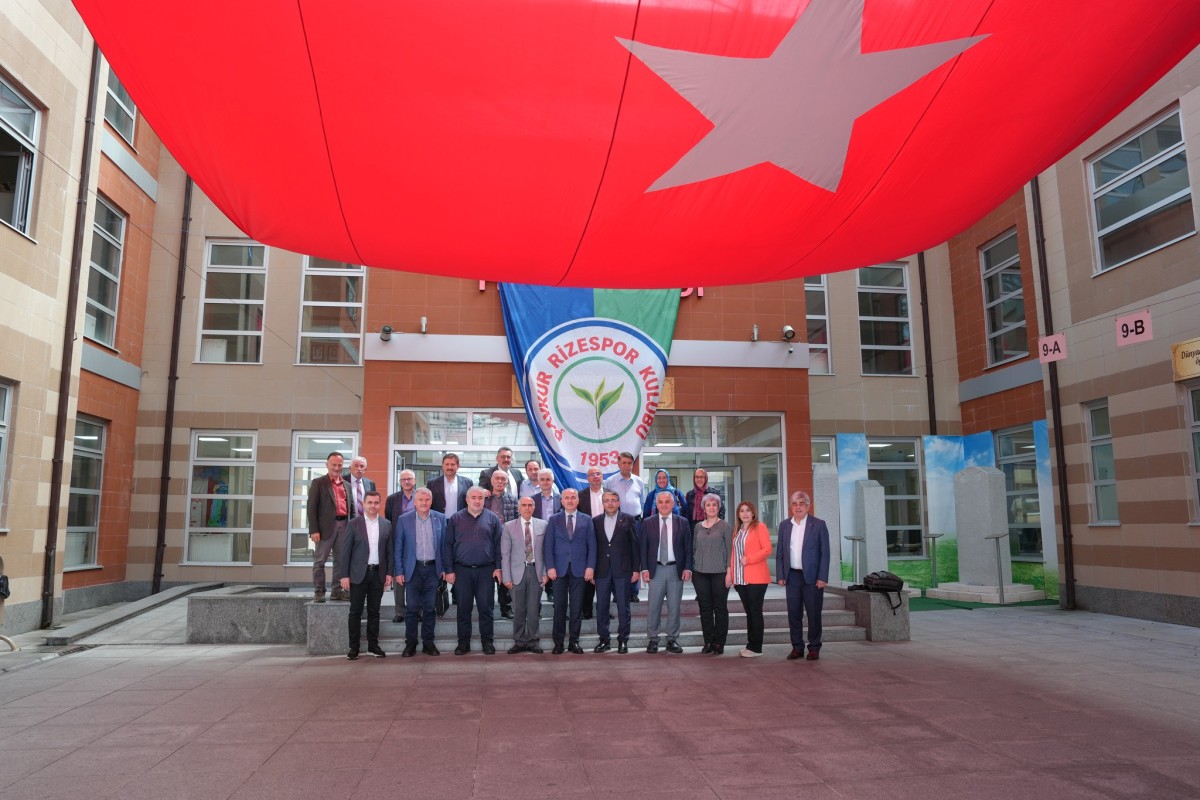 Rize Lisesi Mezunları YKS Öncesi Öğrencilerin Yanında Oldu