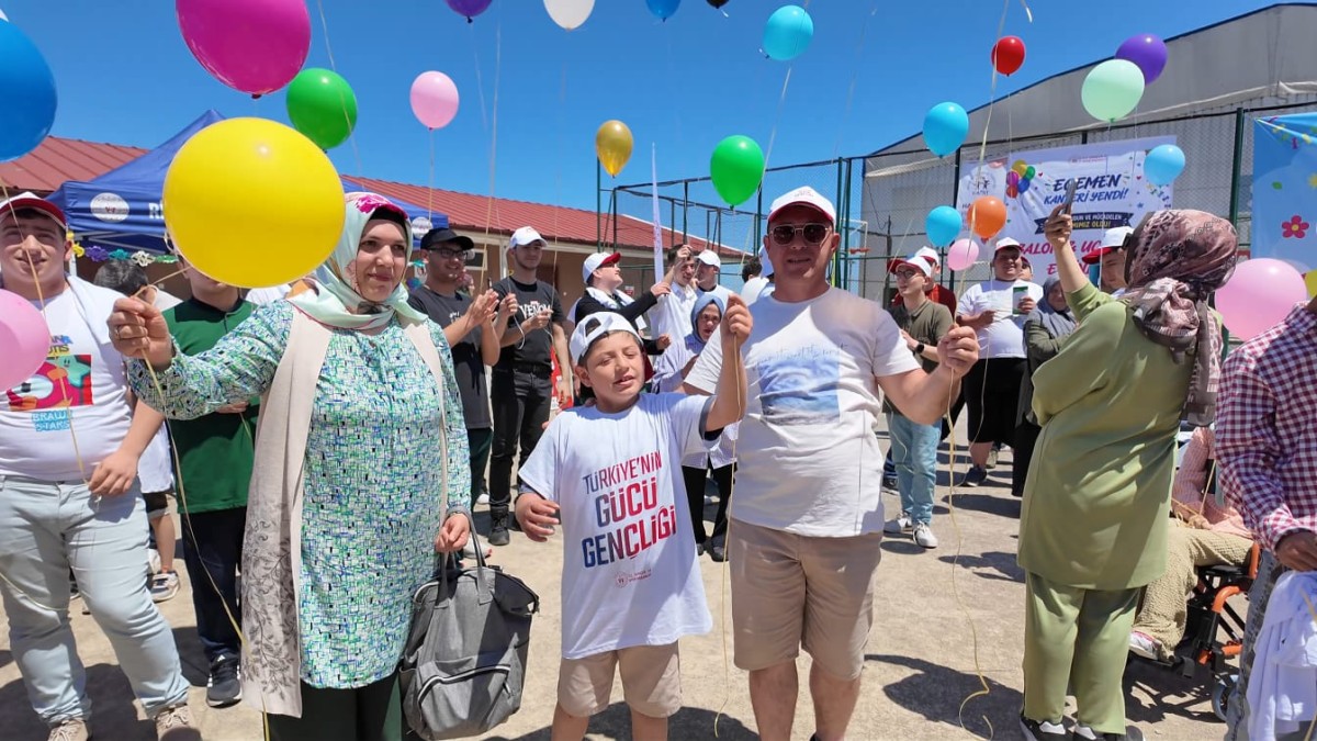 Rize’de Lösemiyi Yenen Egemen İçin Balonlar Gökyüzüne Bırakıldı