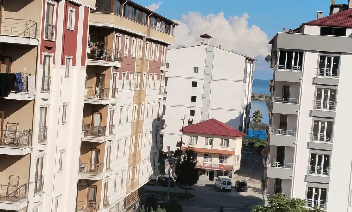 EVLER BÜYÜDÜ, GÖNÜLLER KÜÇÜLDÜ